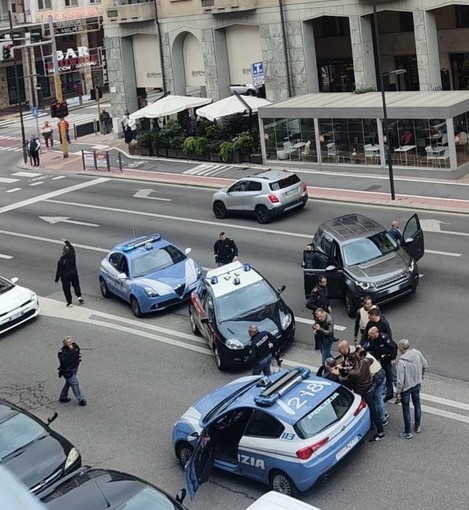 Semina il panico tra le vie di Cuneo sparando in aria con una pistola a salve