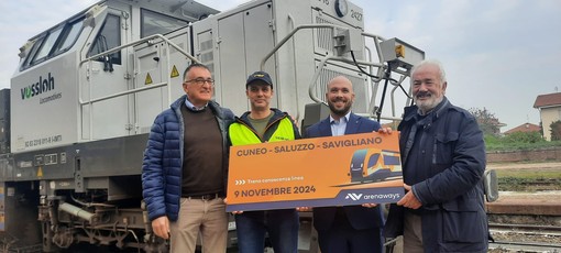 Stazione di Saluzzo, il locomotore che ha eseguito la prova tecnica &quot;treno conoscenza linea&quot; che precede l'avvio della linea Savigliano-Saluzzo-Cuneo. In foto Guglielmo Pepe, Matteo Arena Giuseppe Arena della Areways