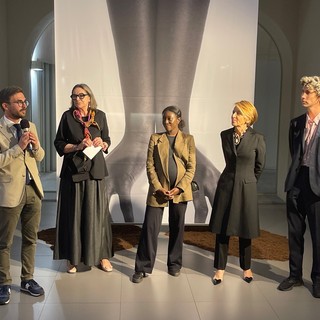 Da sinistra Alberto Gatto, Margherita Fenoglio, Binta Diaw, Patrizia Sandretto Re Rebaudengo e Bernardo Follini all'inaugurazione della mostra a Palazzo Banca d'Alba