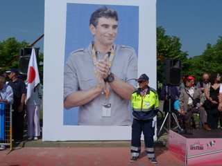 8 maggio 2011: la tappa Alba-Parma del Giro d'Italia parte dallo stabilimento Ferrero, omaggio all'industriale scomparso pochi giorni prima in Sudafrica