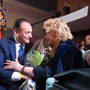 Il presidente della Regione Alberto Ciro consegna un mazzo di fiori alla signora Franca Ferrero (Fotoservizio di Barbara Guazzone, Asia Barolo, Andrea Olimpi)