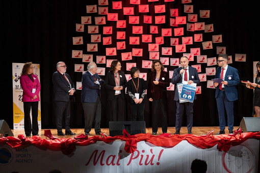 Le delegazioni ACI della Granda diventano luoghi protetti per le donne a rischio violenza: l’annuncio dal palco del cine teatro Don Bosco da parte del direttore Aci, Giuseppe De Masi, qui con gli ospiti della serata