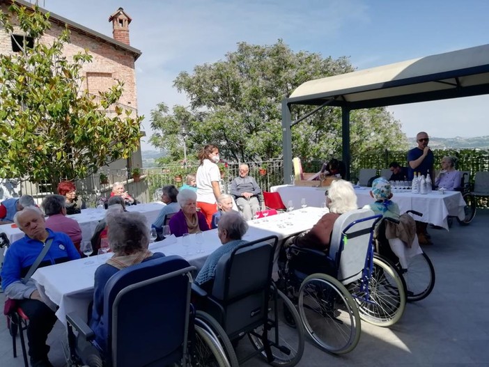 Da Govone due progetti per il benessere degli anziani: “Col vino e la natura riaccendiamo i loro sensi”