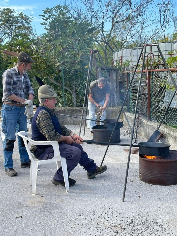 Mondovì, merenda d’autunno con gli Alpini all’asilo nido comunale “Nidomondo”