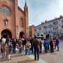 Turisti in piazza Duomo ad Alba