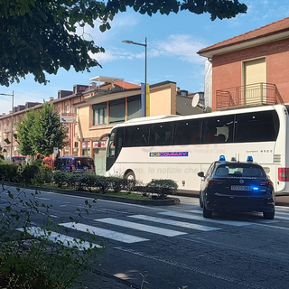 118, Vigili del Fuoco e Carabinieri sul luogo dell'incidente. Nel pomeriggio di ieri un altro investimento a poche centinaia di metri da qui, all'incrocio da tra corso Europa e via Pietro Ferrero