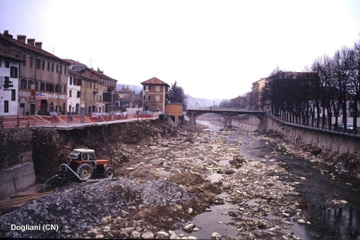 La distruzione portata dall'alluvione del novembre 1994 nel centro di Dogliani