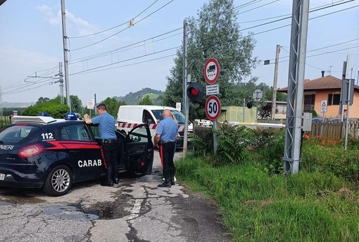 Il furgoncino bloccato tra le sbarre del passaggio a livello