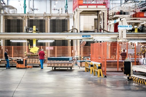 Un interno degli stabilimenti dell'Abet Laminati, storica azienda braidese