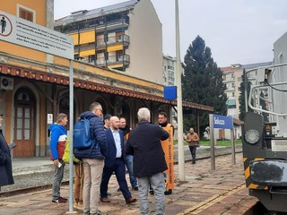 Stazione di Saluzzo, il locomotore che ha eseguito la prova tecnica &quot;treno conoscenza linea&quot; che precede l'avvio della linea Savigliano-Saluzzo-Cuneo