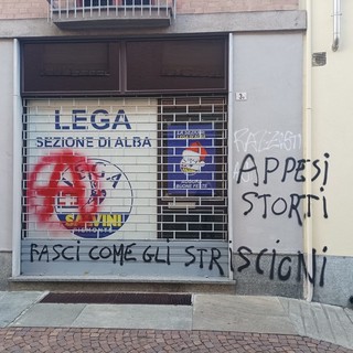 Vandali in azione ad Alba, imbrattata anche la sede della Lega Salvini Premier