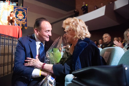 Il presidente della Regione Alberto Ciro consegna un mazzo di fiori alla signora Franca Ferrero (Fotoservizio di Barbara Guazzone, Asia Barolo, Andrea Olimpi)