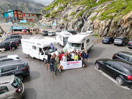 La partenza della staffetta dalla sorgente del Rodano in Svizzera