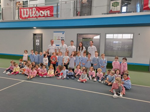 I bambini dell'asilo San Giiuseppe di Saluzzo con le loro maestre al Tennis Stadium di Lagnasco e con i maestri di tennis dell'impianto