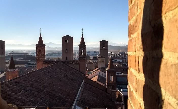 Una veduta dei tetti di Alba dal campanile del Museo Diocesano