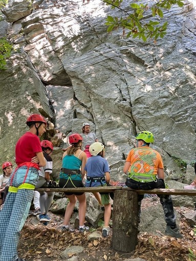 I giovani che hanno partecipato al laboratorio di arrampicata della Cooperativa Coesioni Sociali