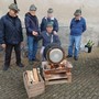 Gli Alpini durante la preparazione della castagnata per bimbi