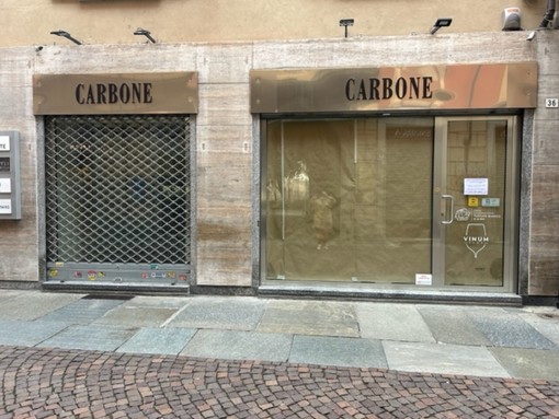 Il punto vendita Carbone in via Maestra ad Alba