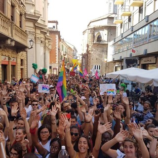 Il corteo del Pride attraversa via Maestra