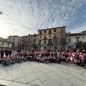 Gli auguri di Ntale in piazza Vineis di centinaia di bambini delle scuole dell’infanzia di Saluzzo, Pagno, Cervignasco