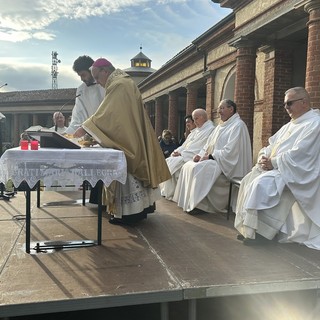 Un momento della cerimonia al cimitero tenuta lo scorso anno