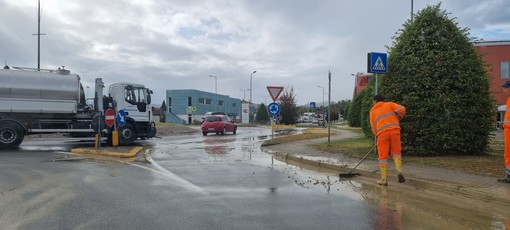 Operai al lavoro per ripulire la rotatoria ai piedi di strada Missione, al Mussotto