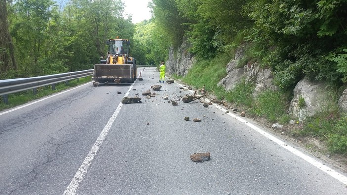 Distacco controllato delle rocce e manutenzione reti: Anas al lavoro lungo la statale 20 [VIDEO]