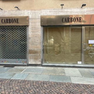 Le vetrine della gioielleria Carbone, che in via Maestra ha appena chiuso i battenti dopo oltre sessant'anni di attività