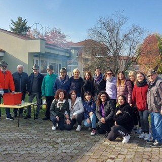 Alpini e insegnanti della Scuola dell’infanzia “Gina Lagorio” di Bra