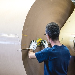 Un operaio al lavoro all'Abet Laminati di Bra