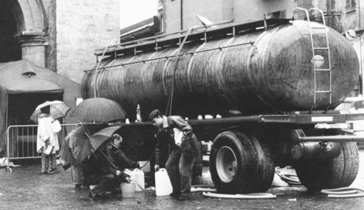 Le autobotti in piazza Ferrero ad Alba (foto Gruppo Fotografico Albese)