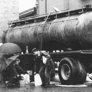 Le autobotti in piazza Ferrero ad Alba (foto Gruppo Fotografico Albese)