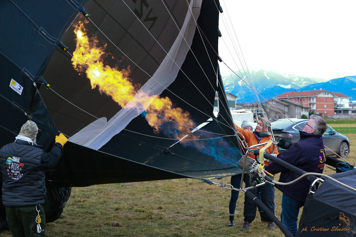 Il vincitore Andrew Holly a bordo della sua mongolfiera