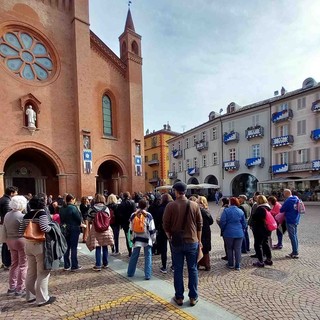 Turisti in piazza Duomo ad Alba