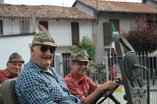 In primo piano Dario Stella con alcuni amici durante una sfilata