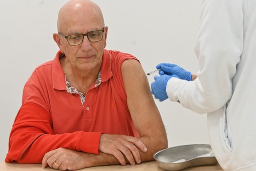 Il direttore generale Massimo Veglio si sottopone alla vaccinazione anti-influenzale durante la presentazione della campagna promossa dall'Asl Cn2 (foto Barbara Guazzone)