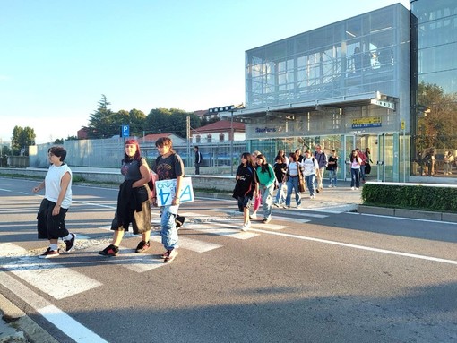 Studenti in arrivo dalla passerella ferroviaria