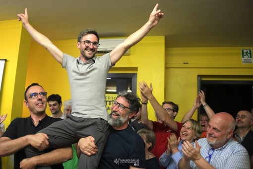I festeggiamenti nella sede elettorale di Alberto Gatto (Ph. Mauro Gallo Foto, Alba)