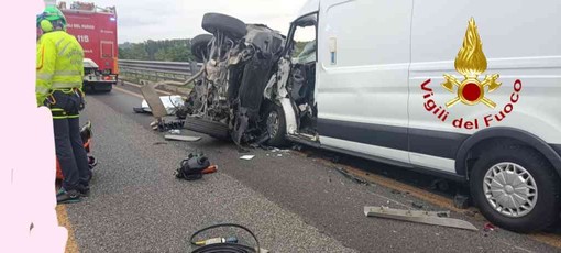 Grave incidente sulla A33 a Isola d'Asti, coinvolti un'auto e un furgone Ducato