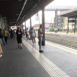 Pendolari in attesa alla stazione di Bra