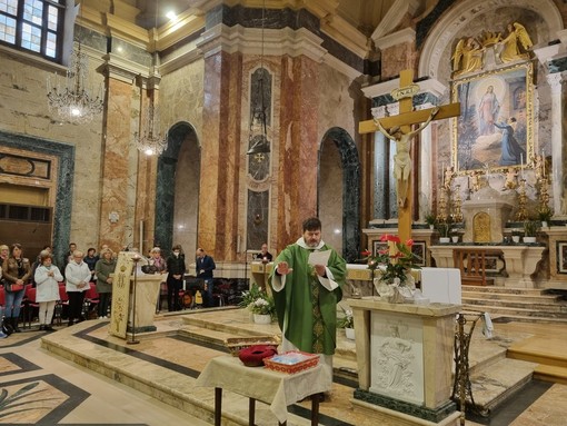 In foto don Enzo Torchio benedice le corone del Rosario