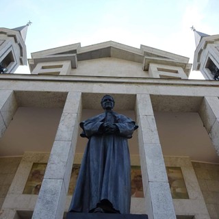 La Basilica di Colle don Bosco e statua del Santo