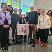 La vincitrice del premio deluxe con gli organizzatori della tombolata