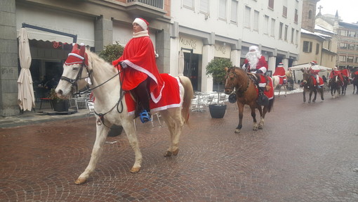 Una passata edizione dei Babbo Natale a cavallo di Bra