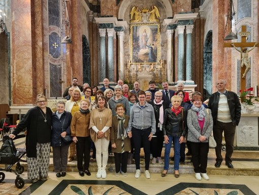 Al centro, Ilaria Alasia con don Enzo Torchio e la cantoria della Madonna dei Fiori di Bra