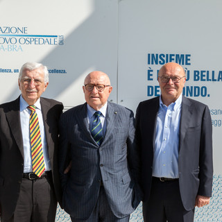 Il presidente della onlus Bruno Ceretto, al centro, insieme al suo predecessore Emilio Barbero e al vice Dario Rolfo