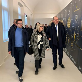 In foto, da sinistra, Emanuele Bolla, l'onorevole Monica Ciaburro e il sottosegretario Patrizio Giacomo La Pietra durante una visita al MUDET di Alba