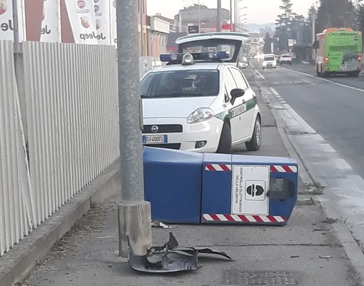 Bra, ignoti abbattono colonnina autovelox in via Cuneo (FOTO)