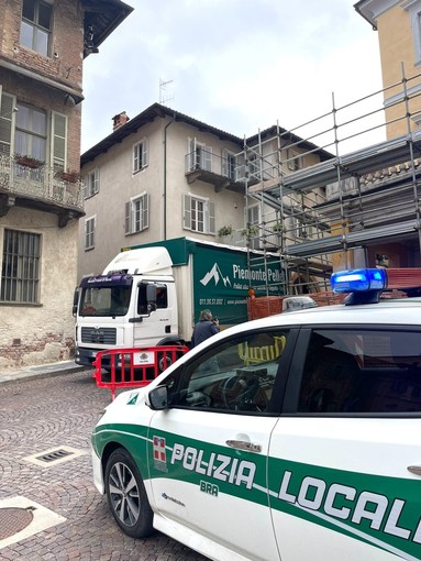 Bra, autocarro urta ponteggio: traffico interdetto in piazza Caduti per la Libertà