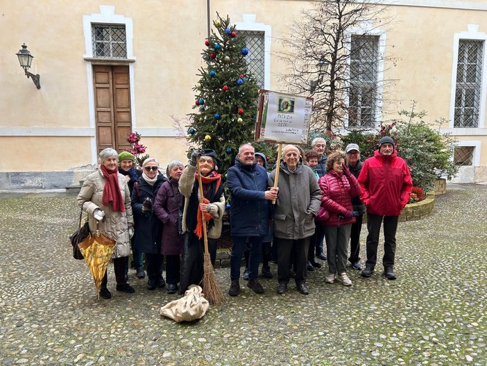 La Befana ha consegnato il carbone alla sindaca Manassero